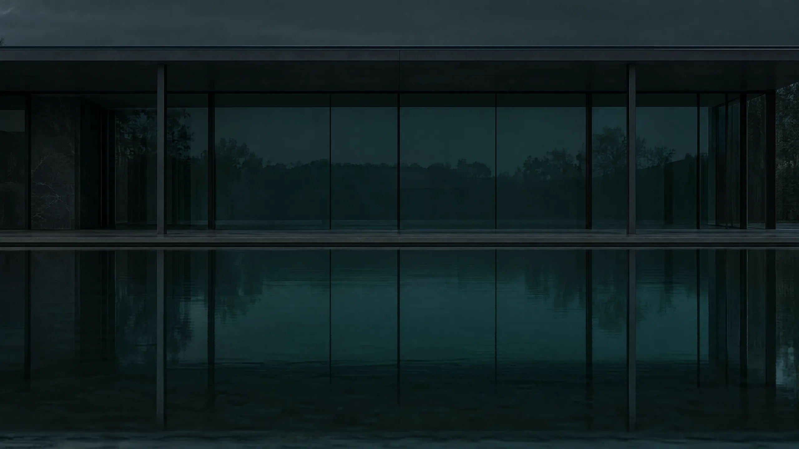 Dunkler Glasbau bei Nacht hinter stillem Wasser, gedämpfte petrolfarbene Spiegelungen, fast monochrom.